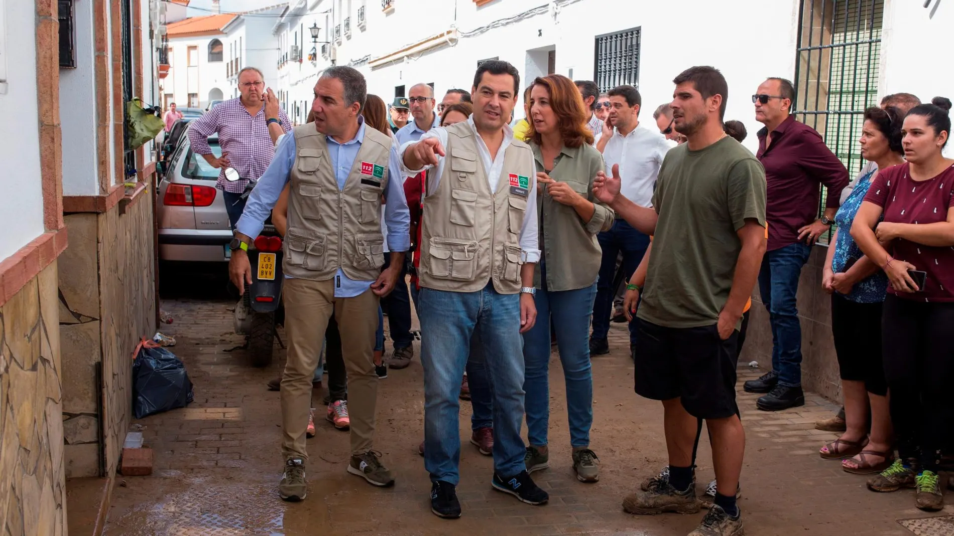 Juanma Moreno (c) visitó este domingo Alhaurín de la Torre / EFE
