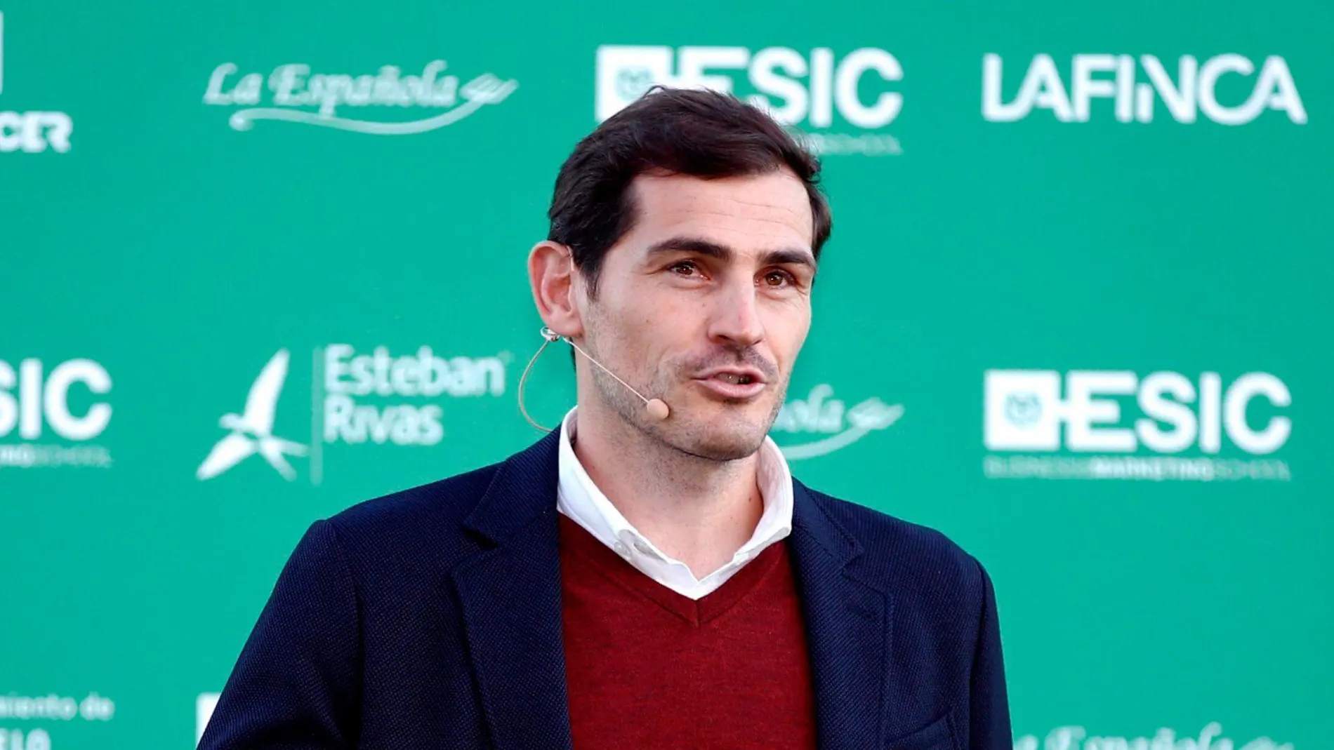 “Eres raro de cojones”, la reacción de Cesc a la manía de Iker Casillas revelada en Twitter