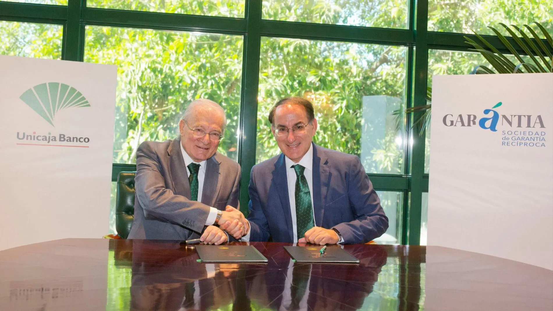 El presidente de Unicaja Banco, Manuel Azuaga, y el responsable de Garántia, Javier González de Lara