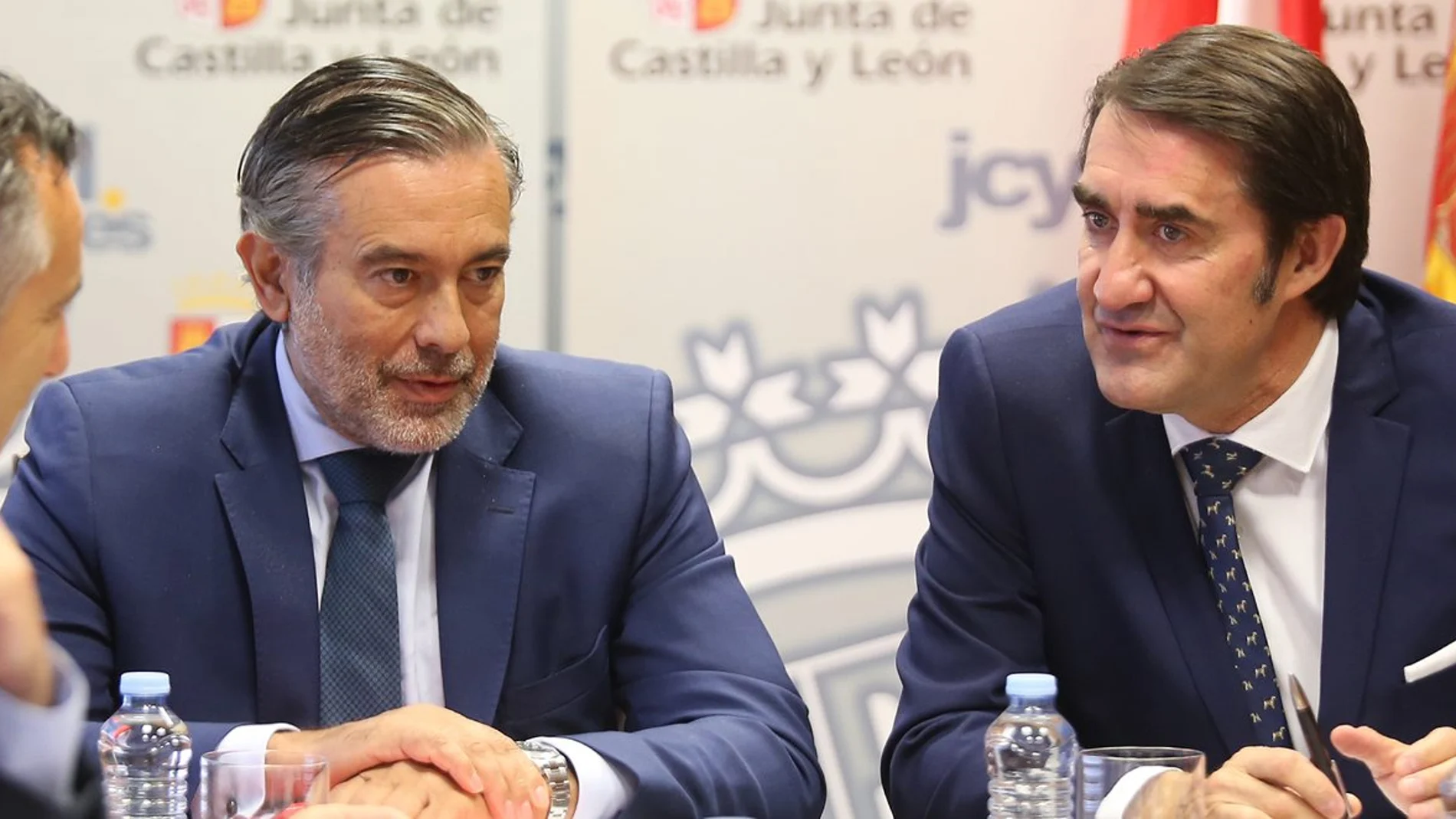 El consejero de Fomento y Medio Ambiente, Juan Carlos Suárez-Quiñones, se reúne con el consejero de Interior de la Comunidad de Madrid, Enrique López