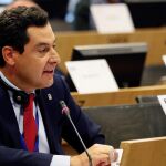 El presidente de la Junta, Juanma Moreno, interviene en el Comité de las Regiones de Bruselas / Efe