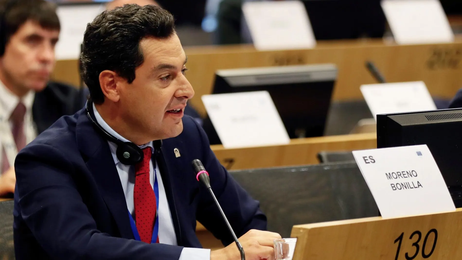 El presidente de la Junta, Juanma Moreno, interviene en el Comité de las Regiones de Bruselas / Efe