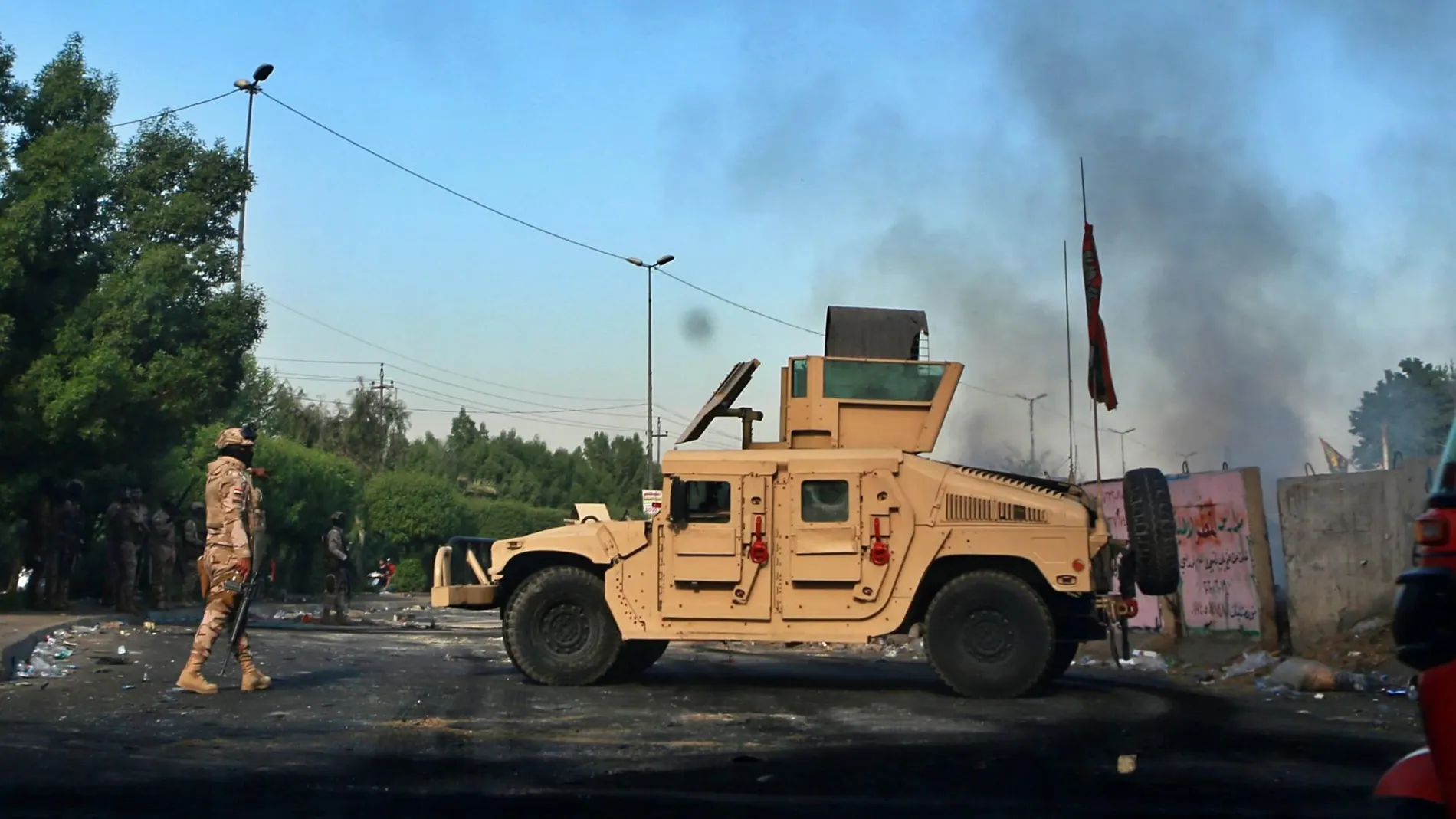 Tropas del Ejército Iraquí se despliegan en un lugar de las protestas en Bagdad,