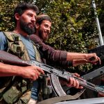 Soldados sirios respaldados por los turcos acuden con armamento pesado en Sanliurfa (Turquía)/Efe