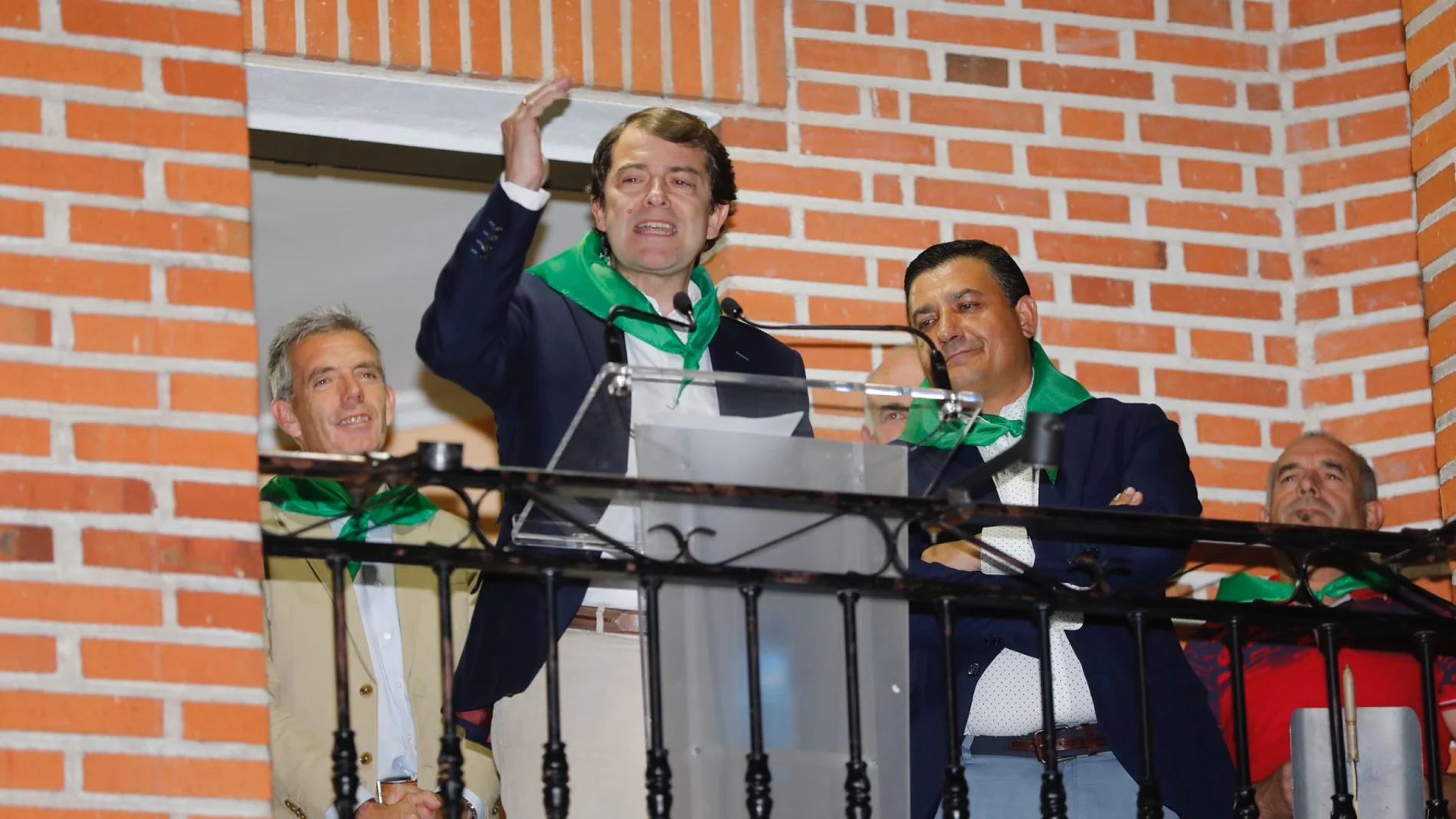 El presidente de la Junta, Alfonso Fernández Mañueco, ofreció el pregón de las fiestas en honor a Ntra. Sra. del Rosario en la localidad abulense de Tiñosillos junto a su alcalde y presidente de la Diputación de Ávila, Carlos García