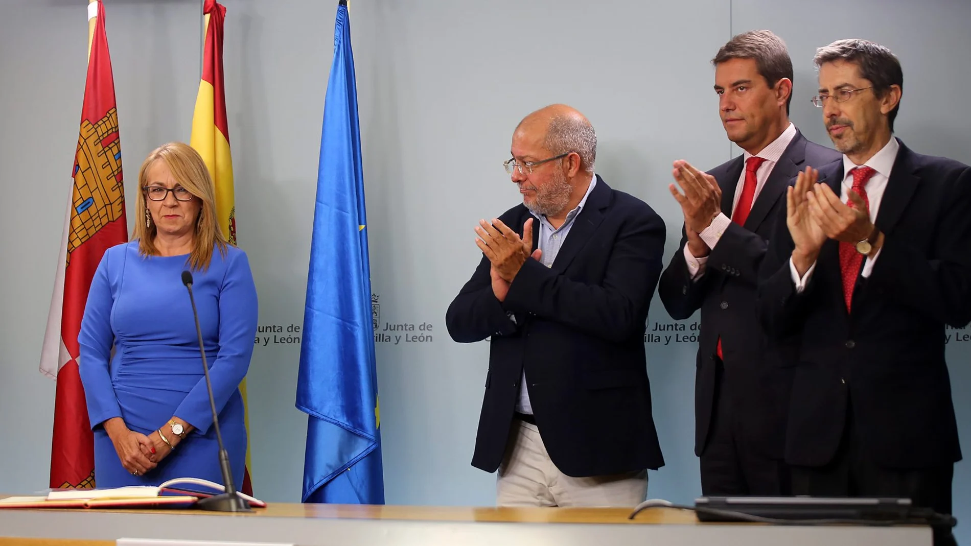 María García toma posesión como directora general de Atención al Ciudadano y Calidad de los Servicios. Junto a ella, el vicepresidente, portavoz y consejero de Transparencia, Ordenación del Territorio y Acción Exterior, Francisco Igea, el consejero de la Presidencia, Ángel Ibáñez, y el viceconsejero de Transparencia y Calidad de los Servicios, Fernando Navarro Fernández