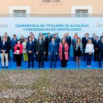 Alfonso Fernández Mañueco junto con los consejeros de su Gobierno y alcaldes y presidentes de diputación en el encuentro celebrado en Valladolid