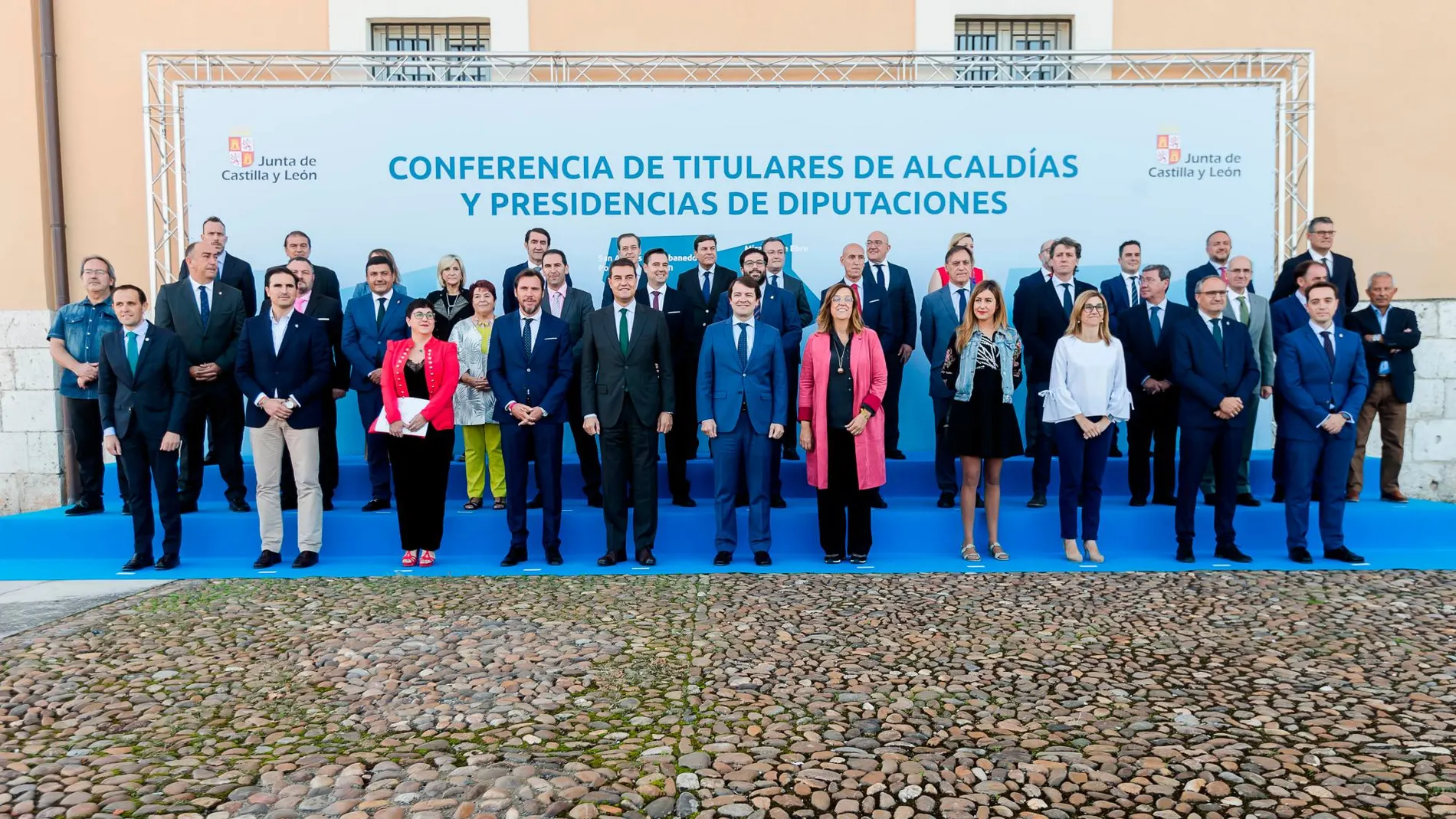 Alfonso Fernández Mañueco junto con los consejeros de su Gobierno y alcaldes y presidentes de diputación en el encuentro celebrado en Valladolid