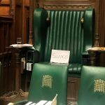 “Silenciados”. Los diputados de la oposición gritaron y desplegaron pancartas en protesta por la medida/ Reuters