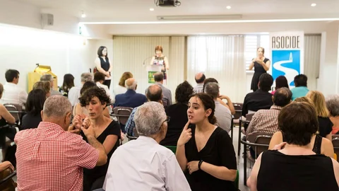Intérpretes trabajando con personas sordociegas durante la lectura del manifiesto