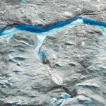 La formación de losas de hielo por el aumento de temperatura en Groenlandia es una amenaza para el nivel del mar / Ap