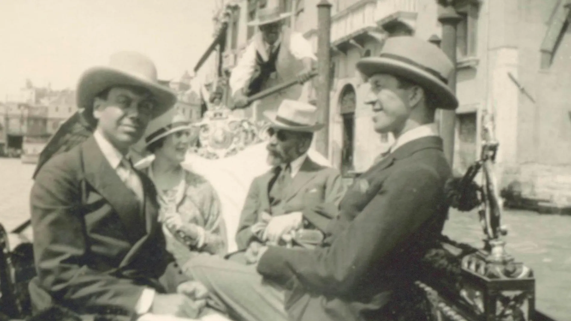 De izq. a der., Cole Porter, Linda Lee Thomas, Bernard Berenson, y Howard Sturges, en una góndola veneciana en 1923