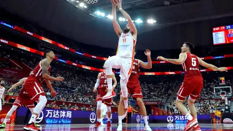 Marc Gasol (c) entra a canasta durante el partido de cuartos de final del Mundial de Baloncesto. EFE/Juan Carlos Hidalgo