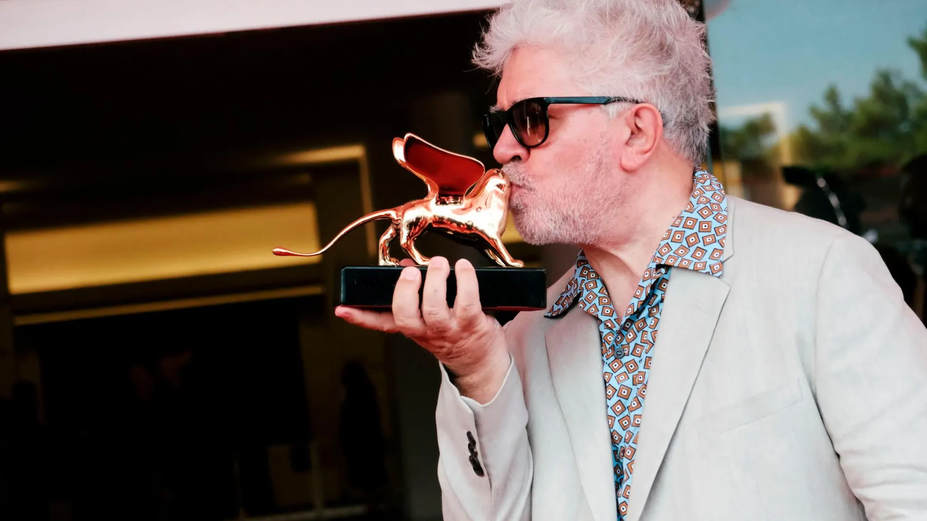 El director español Pedro Almodovar recibiendo el León de Oro en la pasada edición del Festival de Venecia