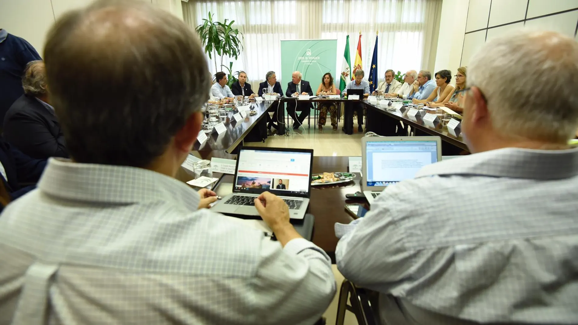 Reunión en la Consejería de Salud del gabinete de crisis por el brote de listeria. Al fondo, el consejero de Salud, Jesús Aguirre / Foto: Ke-Imagen