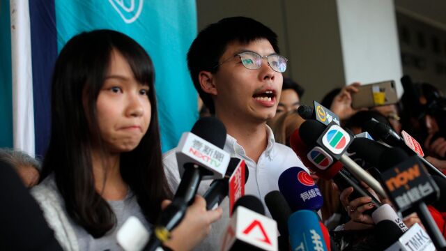 Joshua Wong (derecha) y Agnes Chow ofrecieron una rueda de prensa tras ser liberados por la Policía/Efe