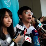 Joshua Wong (derecha) y Agnes Chow ofrecieron una rueda de prensa tras ser liberados por la Policía/Efe