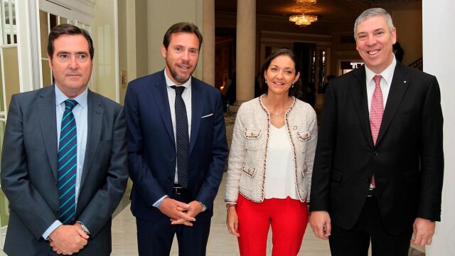 Antonio Garamendi, Óscar Puente, Reyes Maroto y José Vicente de los Mozos, antes del comienzo del desayuno informativo