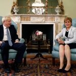 Boris Jonhson reunido con Nicola Sturgeon/AP
