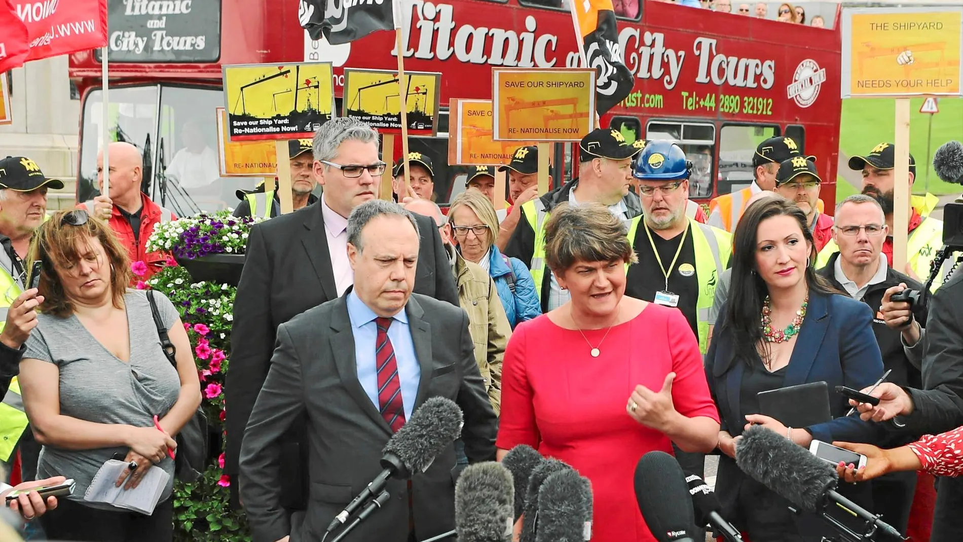 Arlene Foster, líder del Partido Unionista del Ulster, habla con la Prensa tras reunirse ayer en Belfast con Boris Johnson / Ap