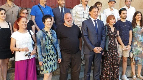 El alcalde de Salamanca, Carlos García Carbayo, junto a varios participantes en el ciclo «Plazas y Patios»