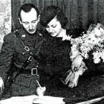 Comandante de brigada y su esposa firmando el acto del matrimonio en un juzgado en Madrid