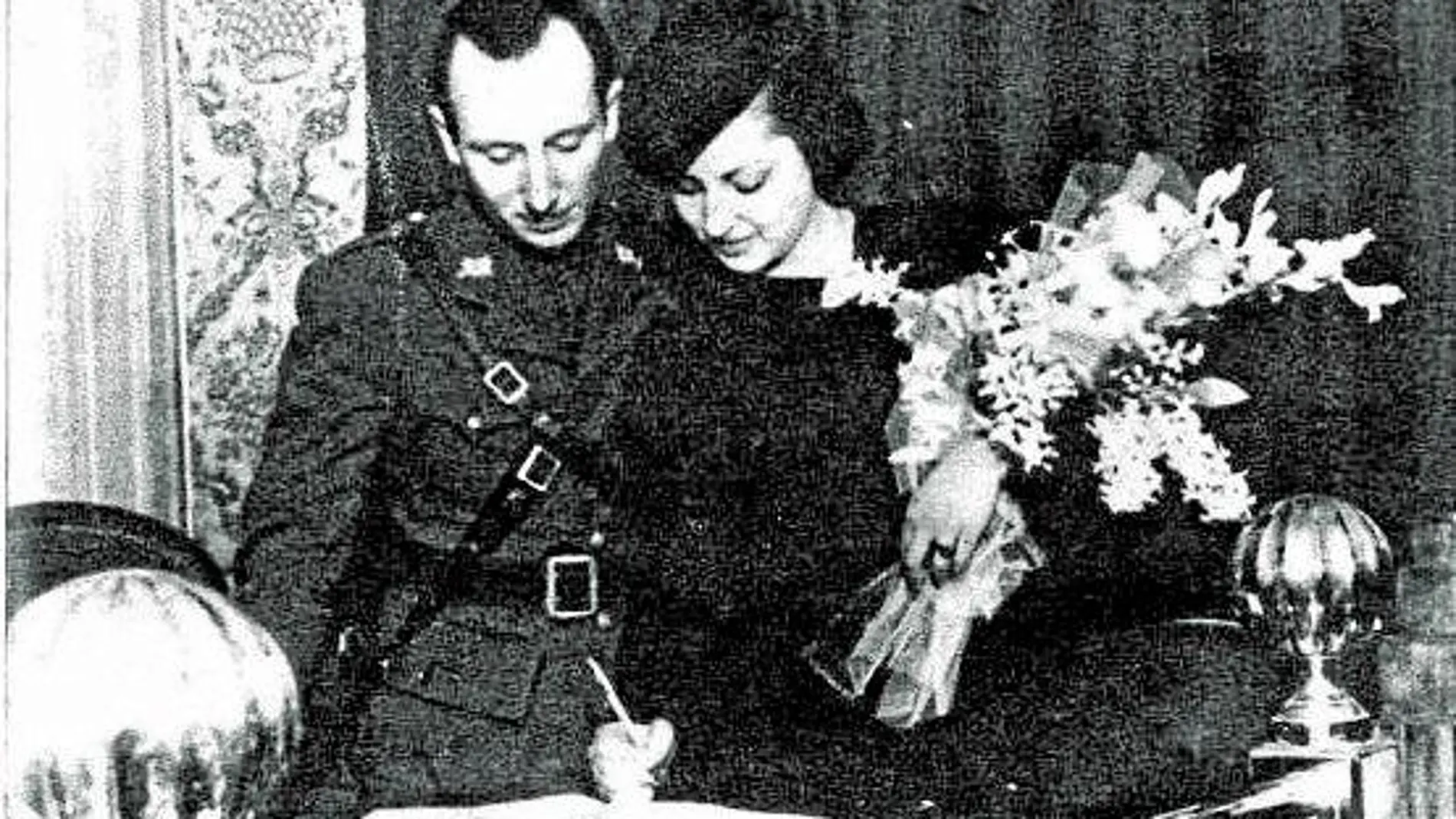 Comandante de brigada y su esposa firmando el acto del matrimonio en un juzgado en Madrid