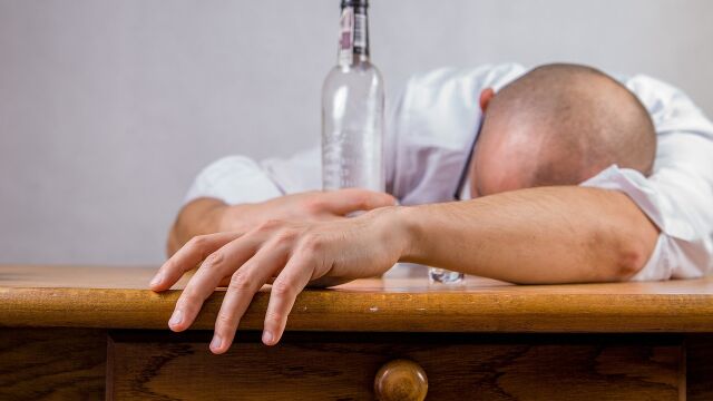 El consumo excesivo de alcohol es una de las causas de la aparición del cáncer colorrectal