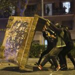 Un grupo de radicales prepara una barricada durante las protestas de anoche en Barcelona