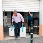 Inspectores sanitarios recogen muestras en la fábrica Sabores de Paterna /Foto: EP