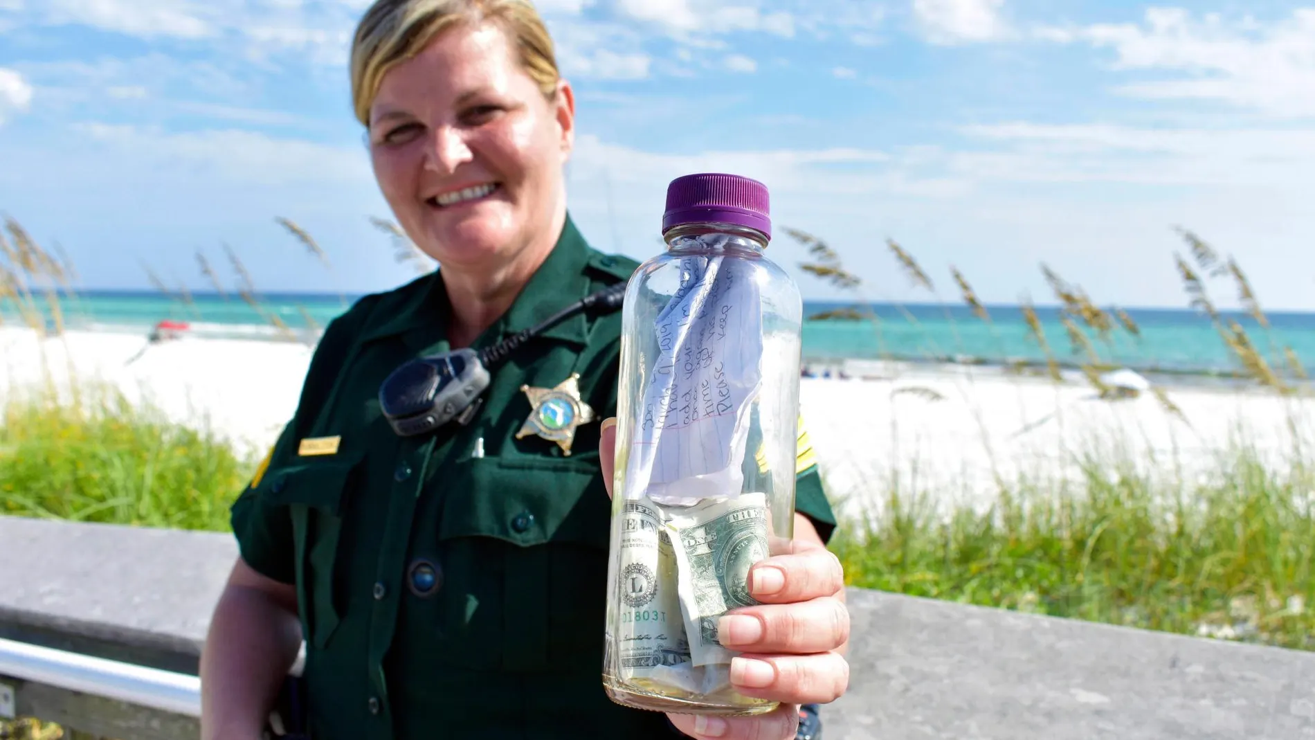 La sargento Paula Pendleton posa junto a la botella en la que se econtraban las cenizas de Brian Mullis/ AP