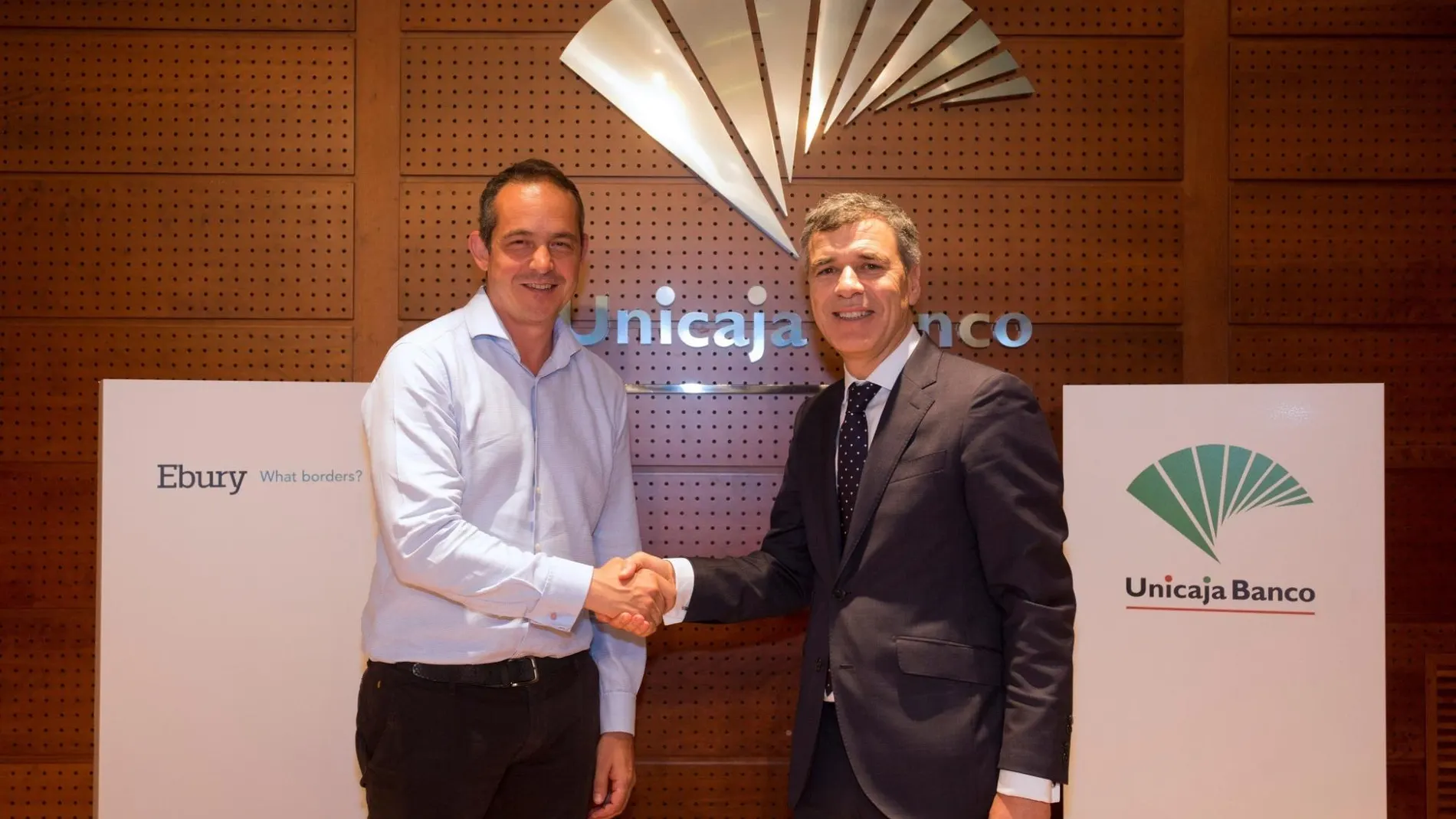 Juan Lobato, consejero delegado y fundador de Ebury, y Pablo González, director general de Finanzas de Unicaja Banco, firman un acuerdo esta mañana / La Razón