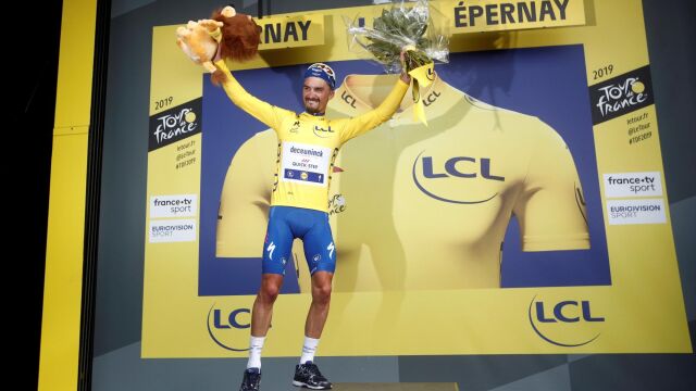 Julian Alaphilippe, con el maillot de líder