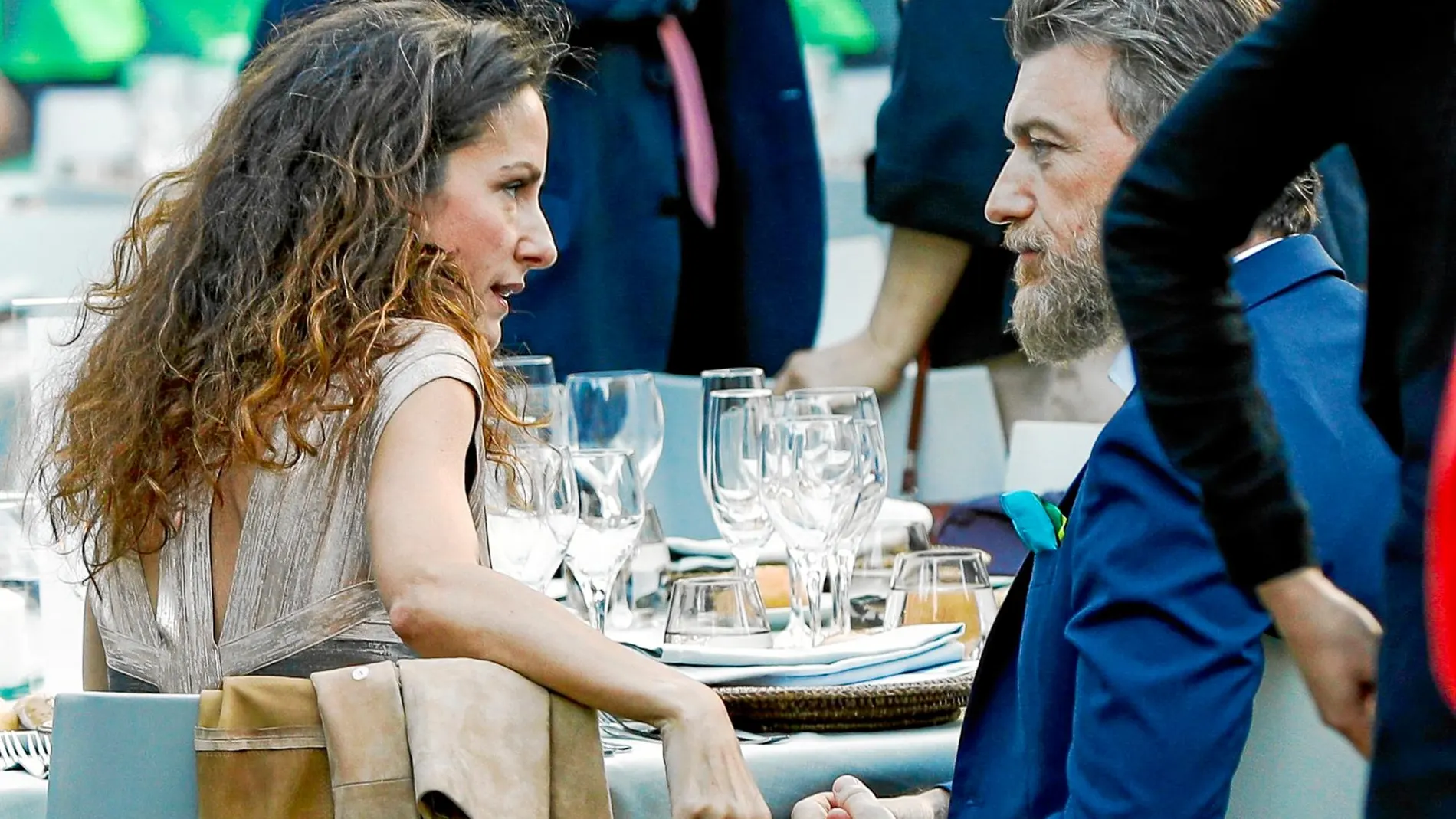 Telma Ortiz y Robert Gavin Bonnar, comparten mesa en el Festival Pedralbes, donde acudieron a ver el concierto de Carla Bruni