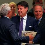 Antonio Costa (izq.), primer ministro portugués, y su homólogo italiano, Giuseppe Conte (C), dialogan en un momento de la cumbre celebrada en Bruselas/Efe