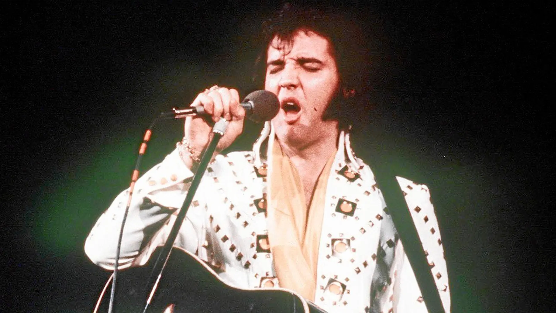 Presley luce su famoso atuendo blanco durante un concierto