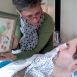 Foto de archivo de Vincent Lambert (dcha), en estado vegetativo desde 2008, con su madre Viviane en un hospital de Reims (Francia)