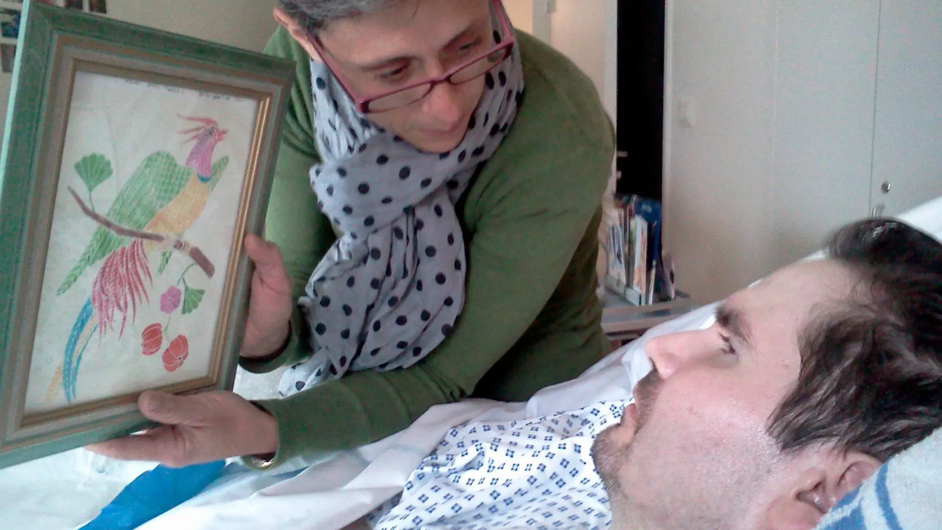Foto de archivo de Vincent Lambert (dcha), en estado vegetativo desde 2008, con su madre Viviane en un hospital de Reims (Francia)