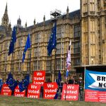 Pancartas y banderas a favor del Brexit en el Parlamento británico