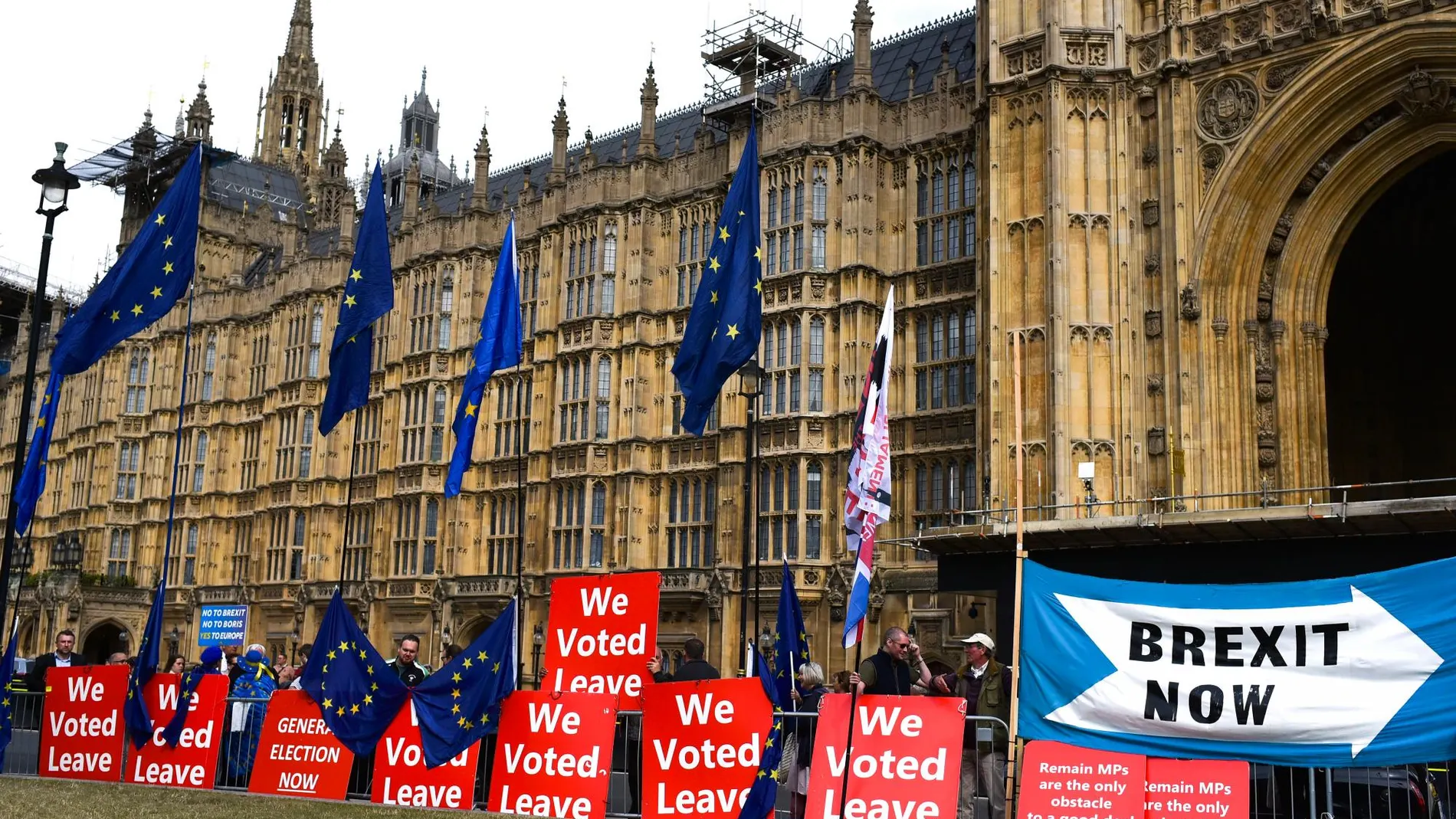 Pancartas y banderas a favor del Brexit en el Parlamento británico