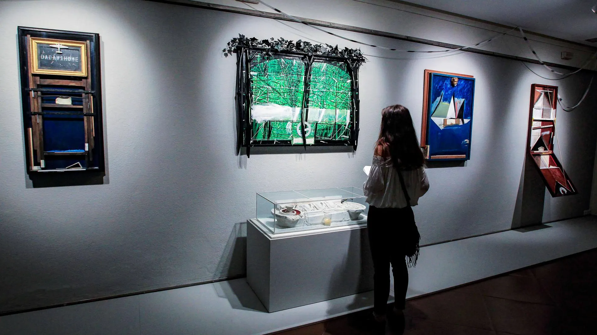 La XVIII Semana de la Arquitectura de Sevilla arrancó ayer con la exposición «José Ramón Sierra, pinturas. Casa, estatuas, ruinas y fibra óptica» / Foto: Manuel Olmedo