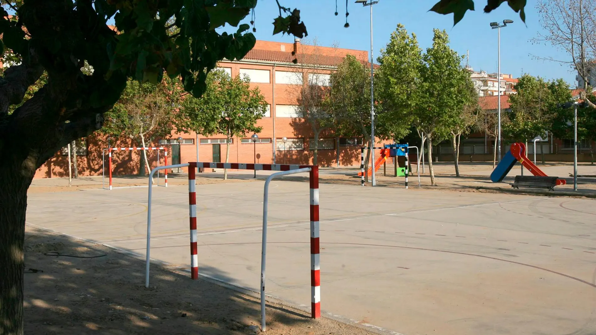 El patio de la escuela donde un conserje fue acusado de tocamientos a dos niñas de nueve años / Foto: Efe