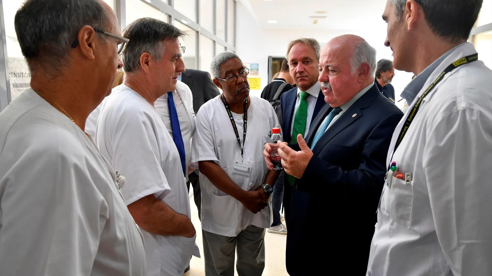 El consejero de Salud, junto a profesionales del hospital Torrecárdenas de Almería / Efe