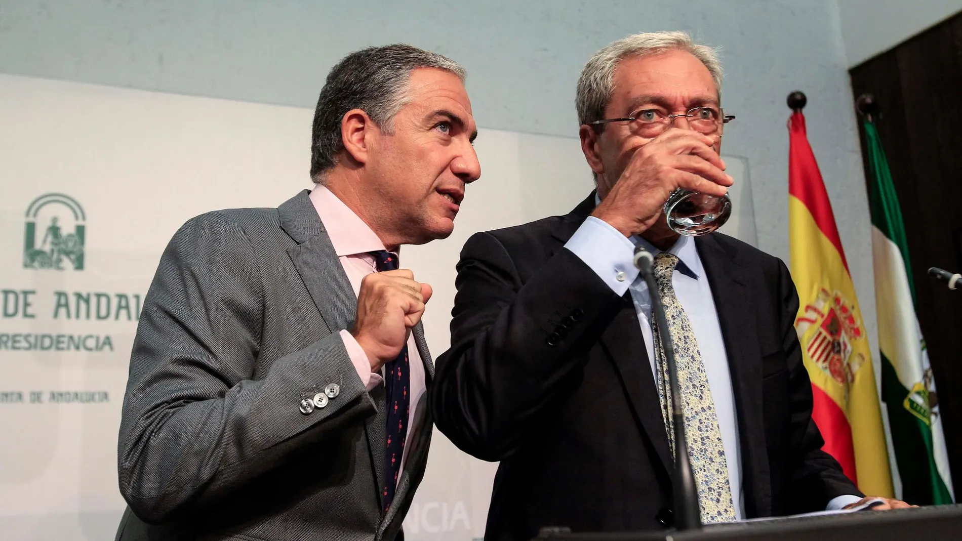 Los consejeros Elías Bendodo y Rogelio Velasco, ayer en la rueda de prensa posterior al Consejo de Gobierno / Foto: Manuel Olmedo