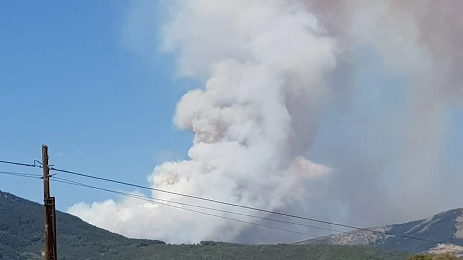 En la zona del incendio trabajan ya medios aéreos y terrestres