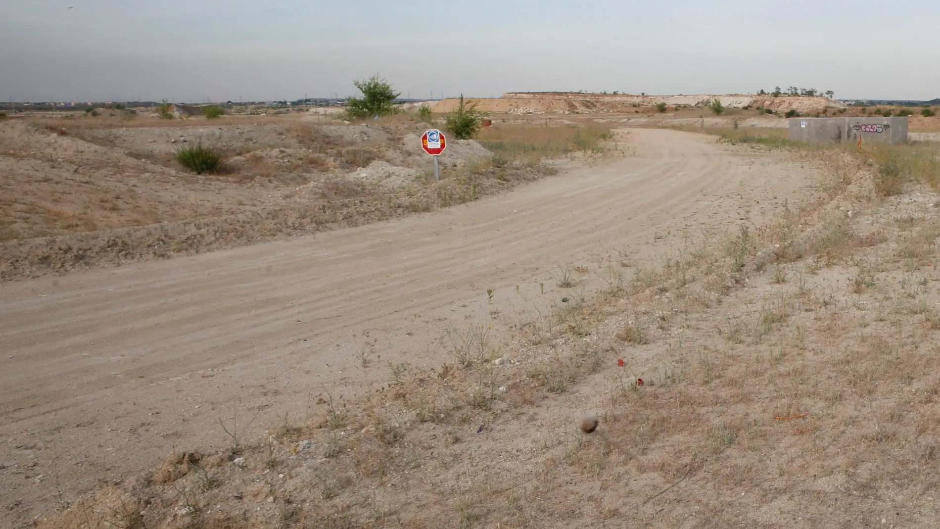 El acusado circulaba con su furgoneta por el Puerto de Sagunto (Valencia) y se acercó para insistirle que subiese al vehículo. Luego la dejó abandonada en un descampado