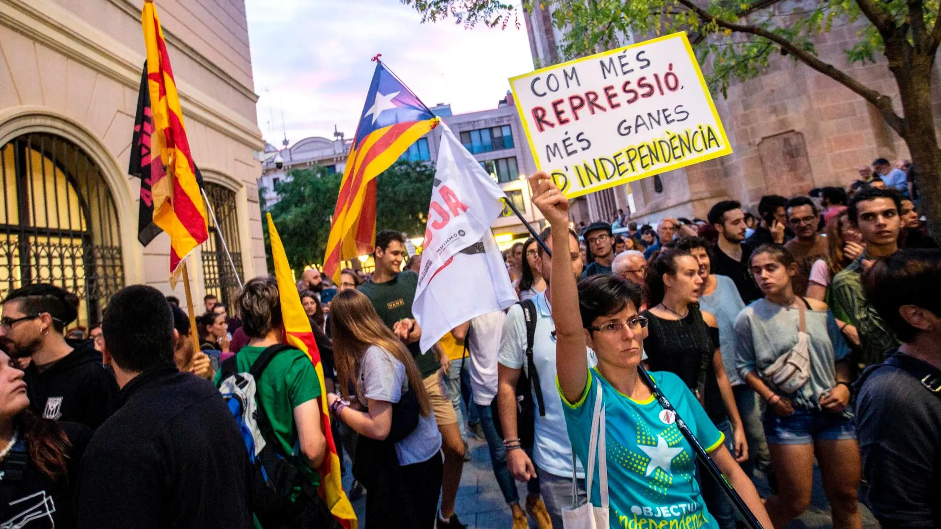 JxCat, Esquerra, la CUP y los «comunes» criticaron la operación policial y dicen que es un intento de «criminalizar» al soberanismo.