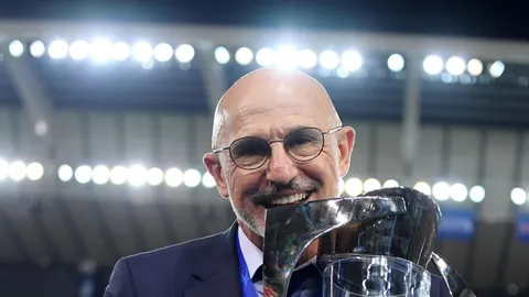 Luis de la Fuente, seleccionador español, con la Copa de campeones de Europa
