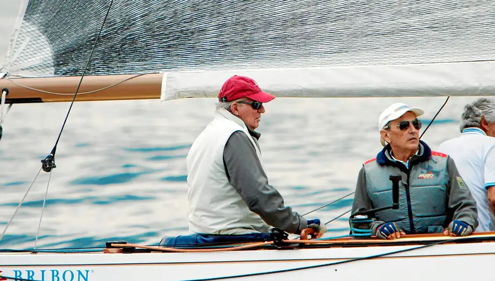 El Rey Juan Carlos con su mano derecha, Pedro Campos, a bordo del Bribón