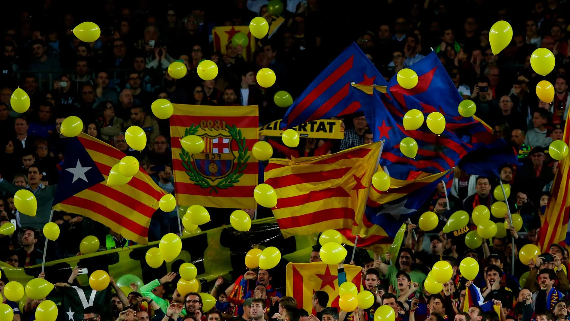 Globos amarillos en protesta por los prisioneros independentistas en un partido del FC Barcelona/ Reuters